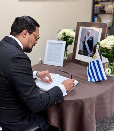 El embajador Bartolomé Pujals asistió hoy al Consulado General del Uruguay, donde firmó el libro de condolencias con motivo del fallecimiento del expresidente José “Pepe” Mujica.