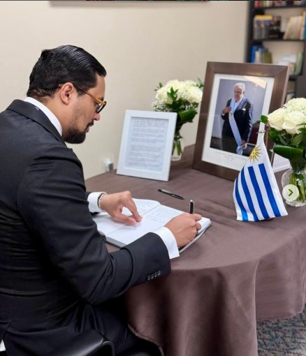 El embajador Bartolomé Pujals asistió hoy al Consulado General del Uruguay, donde firmó el libro de condolencias con motivo del fallecimiento del expresidente José “Pepe” Mujica.