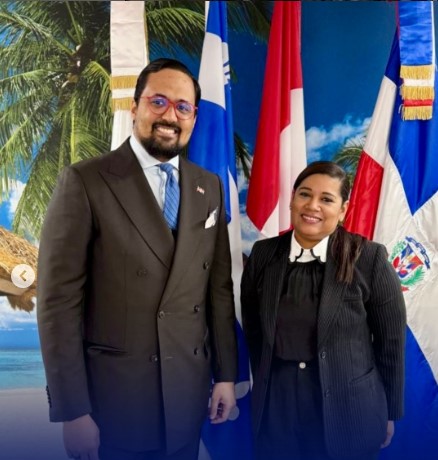 En el marco de las visitas de cortesía a las misiones consulares e instituciones dominicanas en Montreal, el Embajador Pujals sostuvo una productiva reunión con la Cónsul General de la República Dominicana, Sra. Guina Serrata, y con la Directora de la Oficina de Promoción Turística para la provincia de Quebec y la ciudad de Ottawa, Sra. Cosette García.