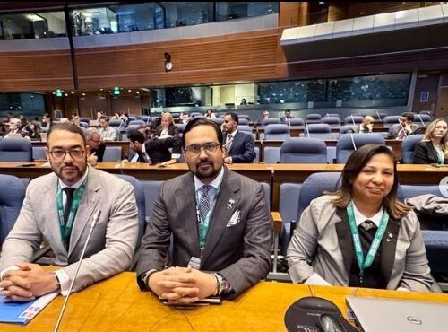 En el marco de la Semana del Clima de la Aviación de la OACI 2025, el Embajador Bartolomé Pujals, junto a la delegación del Instituto Dominicano de Aviación Civil, participó en la ceremonia de apertura de este evento de alto nivel. 