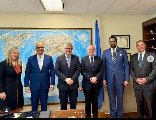 El Embajador Bartolomé Pujals, Representante Permanente de la República Dominicana ante la OACI, y el Representante Alterno, señor Antonio Yapor, acompañaron al Director General del Instituto Dominicano de Aviación Civil (IDAC) a una reunión de trabajo con el Presidente del Consejo de la OACI, señor Salvatore Sciacchitano; el Secretario General, señor Juan Carlos Salazar; y la Subdirectora de Medio Ambiente, señora Jane Hupe.