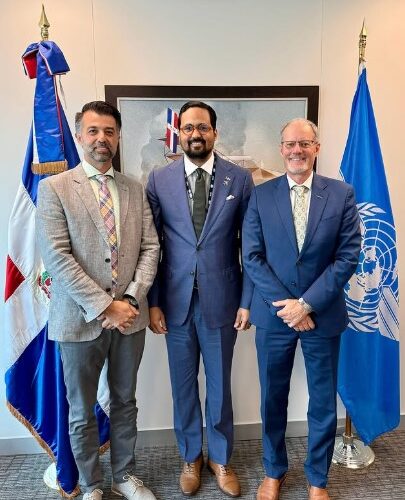 E Embajador Pujals sostuvo una reunión con el Capitán Brian Shury, Director de Asuntos Profesionales y Gubernamentales de la Federación Internacional de Asociaciones de Pilotos de Líneas Aéreas (IFALPA) y Representante de la Federación ante el Consejo de la OACI, junto al Sr. Sebastián Currás Barrios, Oficial Senior de Asuntos Profesionales y Gubernamentales y Representante Alterno de IFALPA ante el Consejo de la OACI.