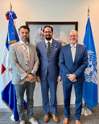 E Embajador Pujals sostuvo una reunión con el Capitán Brian Shury, Director de Asuntos Profesionales y Gubernamentales de la Federación Internacional de Asociaciones de Pilotos de Líneas Aéreas (IFALPA) y Representante de la Federación ante el Consejo de la OACI, junto al Sr. Sebastián Currás Barrios, Oficial Senior de Asuntos Profesionales y Gubernamentales y Representante Alterno de IFALPA ante el Consejo de la OACI.