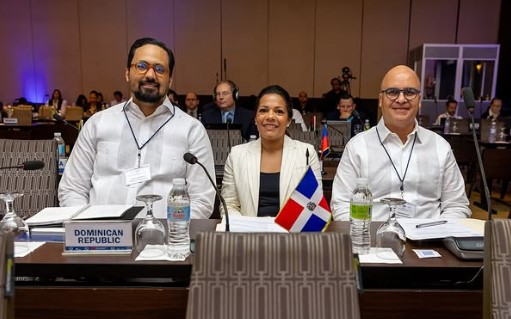 El embajador Pujals participó en la jornada final de la 13.ª Reunión de Directores/as de Aviación Civil de Norteamérica, Centroamérica y el Caribe. Esta última jornada marcó el cierre de una agenda de trabajo productiva, en la que se abordaron temas clave para el desarrollo del transporte aéreo en la región.