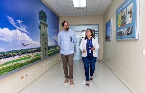 El Embajador Pujals visitó la Academia Superior de Ciencias Aeronáuticas, parte del Instituto Dominicano de Aviación Civil, donde fue cordialmente recibido por la directora Clara Fernández.