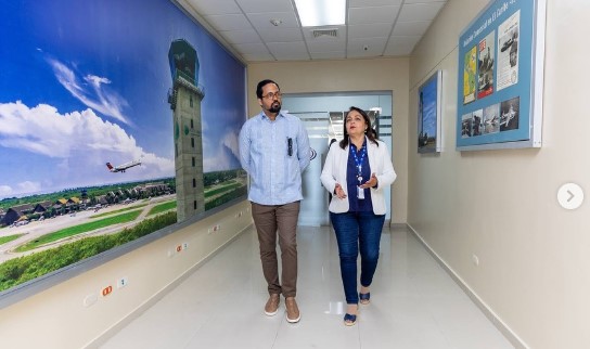 El Embajador Pujals visitó la Academia Superior de Ciencias Aeronáuticas, parte del Instituto Dominicano de Aviación Civil, donde fue cordialmente recibido por la directora Clara Fernández.