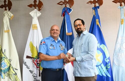 El Embajador Pujals tuvo el honor de visitar las instalaciones del Cuerpo Especializado en Seguridad Aeroportuaria y de la Aviación Civil, donde fue recibido por su Director General, el General de Brigada Piloto Marcelino Souffront.