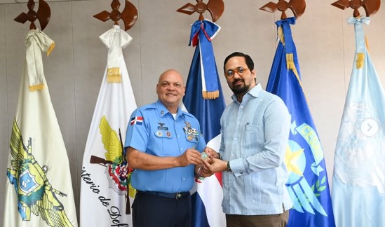 El Embajador Pujals tuvo el honor de visitar las instalaciones del Cuerpo Especializado en Seguridad Aeroportuaria y de la Aviación Civil, donde fue recibido por su Director General, el General de Brigada Piloto Marcelino Souffront.