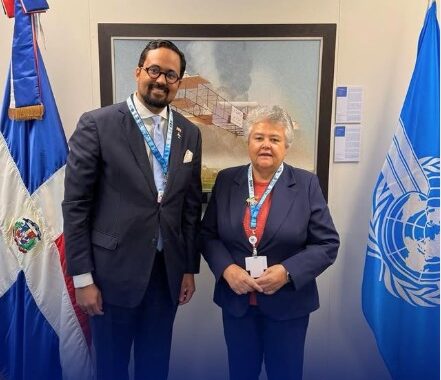 El Embajador Pujals sostuvo un encuentro con la Sra. Pilar Vera Palmés, Presidenta de la Asociación de Afectados del Vuelo JK5022 y de la Federación Internacional de Víctimas de Accidentes Aéreos y sus Familias (FIVAAF). 