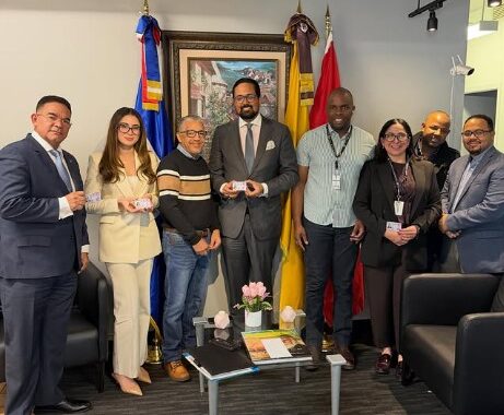 El día de hoy, el embajador Bartolomé Pujals asistió al Consulado General de la República Dominicana en Montreal durante la jornada de renovación de la nueva cédula de identidad y electoral, desarrollada junto a la Junta Central Electoral (JCE), como parte de los esfuerzos de modernización y fortalecimiento del sistema de identidad de la República Dominicana. 